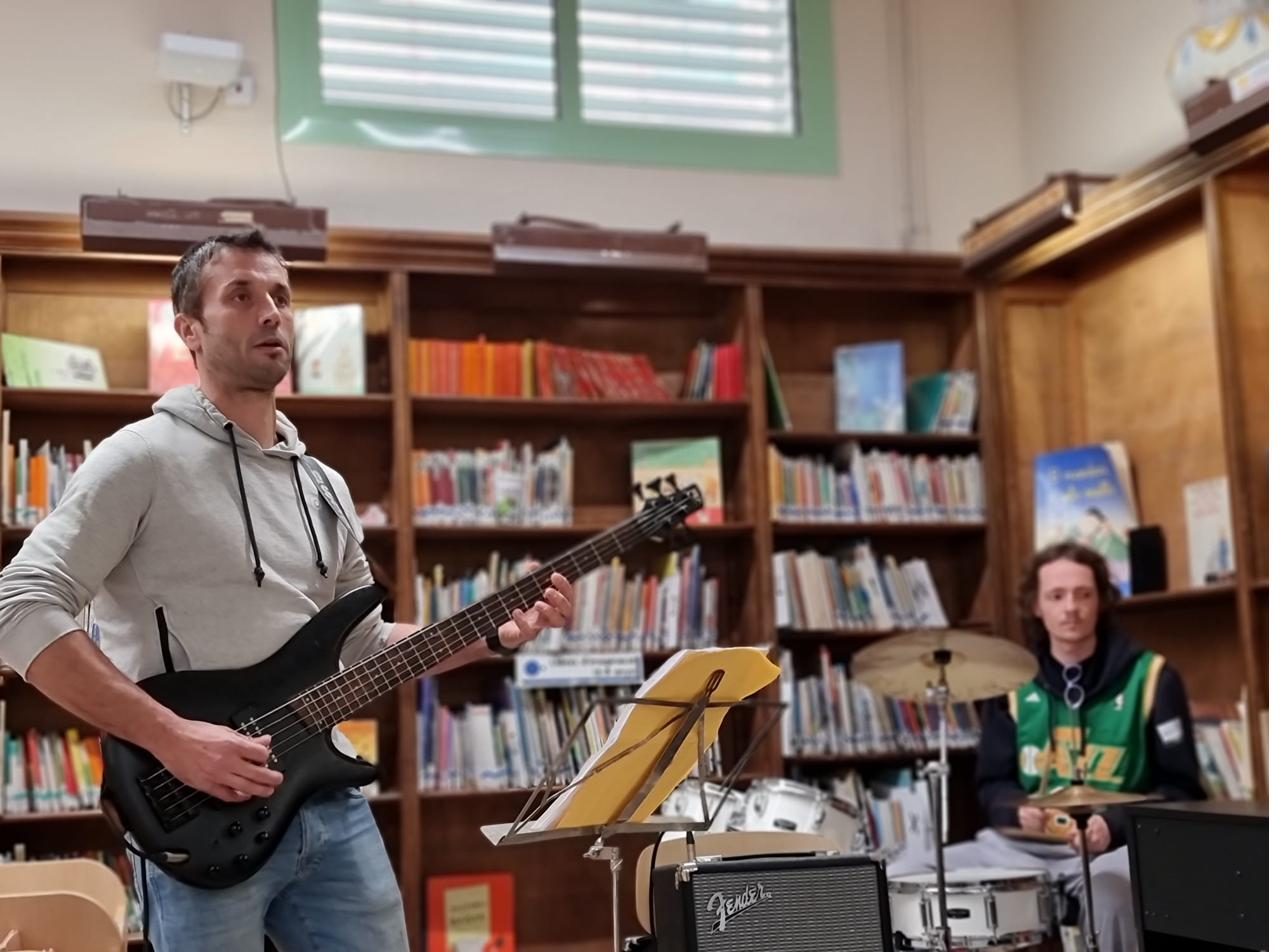 Assaig amb baix i bateria a la biblioteca de l'escola