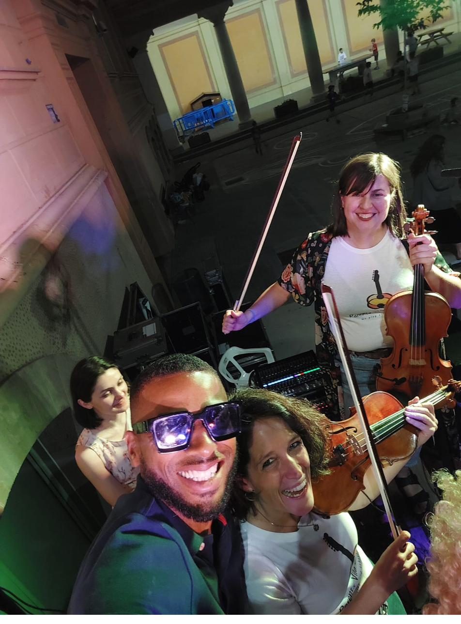 Selfie nocturn de la banda amb violins i molts somriures