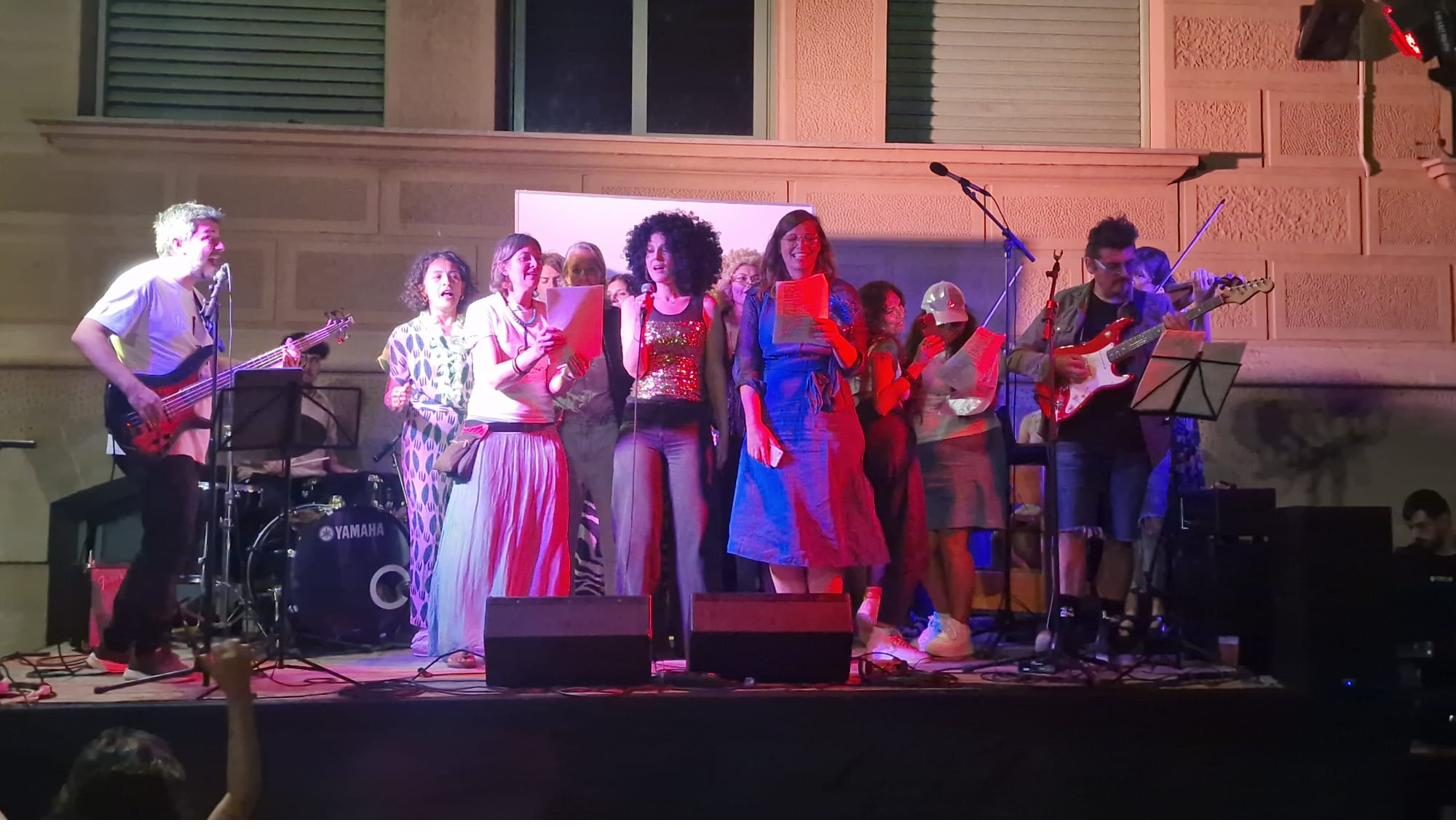 La banda tocant en directe en una festa de l'escola
